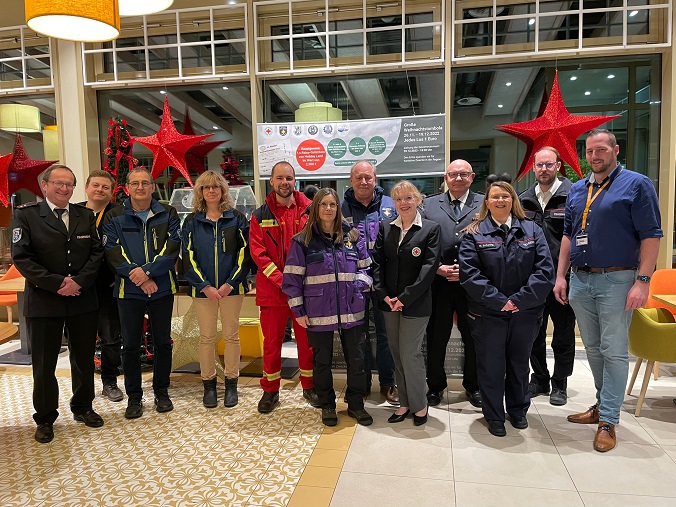 Mitglieder der Hilfsorganisationen DRK, THW, Feuerwehr, Notfall Seelsorge und DLRG bei der Ziehung der Lose. (Foto: jessica Weber)