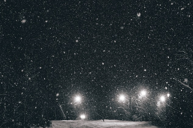 Schneefall bei Nacht