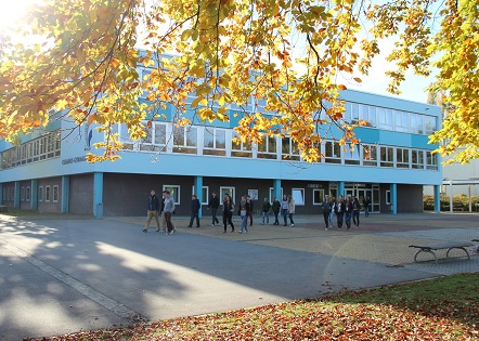 Außenansicht vom Cusanus Gymnasium