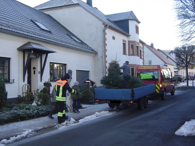 Die Mitglieder der Jugendfeuerwehrgruppen in der Gemeinde Nonnweiler sammeln ausgediente Weihnachtsbäume ein (Foto: Manfred Koch)