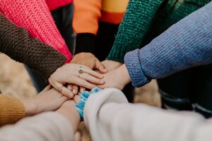 Hände, die sich gegenseitig halten