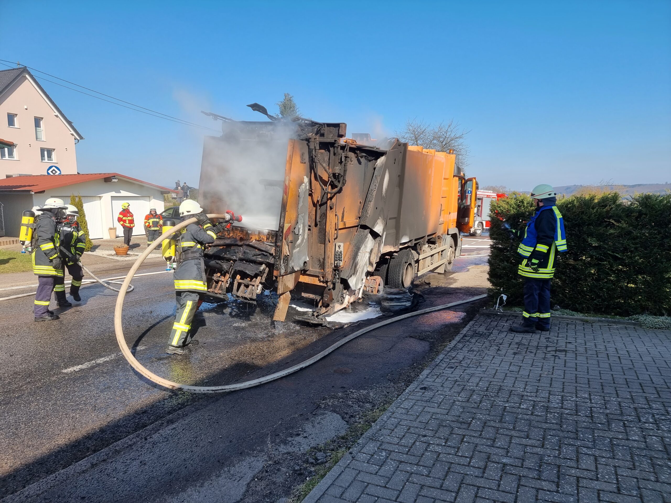 Feuerwehr löscht Müllwagen (Foto: D. Gisch)
