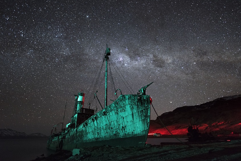 Das alte Walfängerschiff "Petrel" unter dem nächtlichen Südsternhimmel, angeleuchtet von Navigationslichtern, Grytviken, Südgeorgien. (Foto: Kerstin Langenberger)