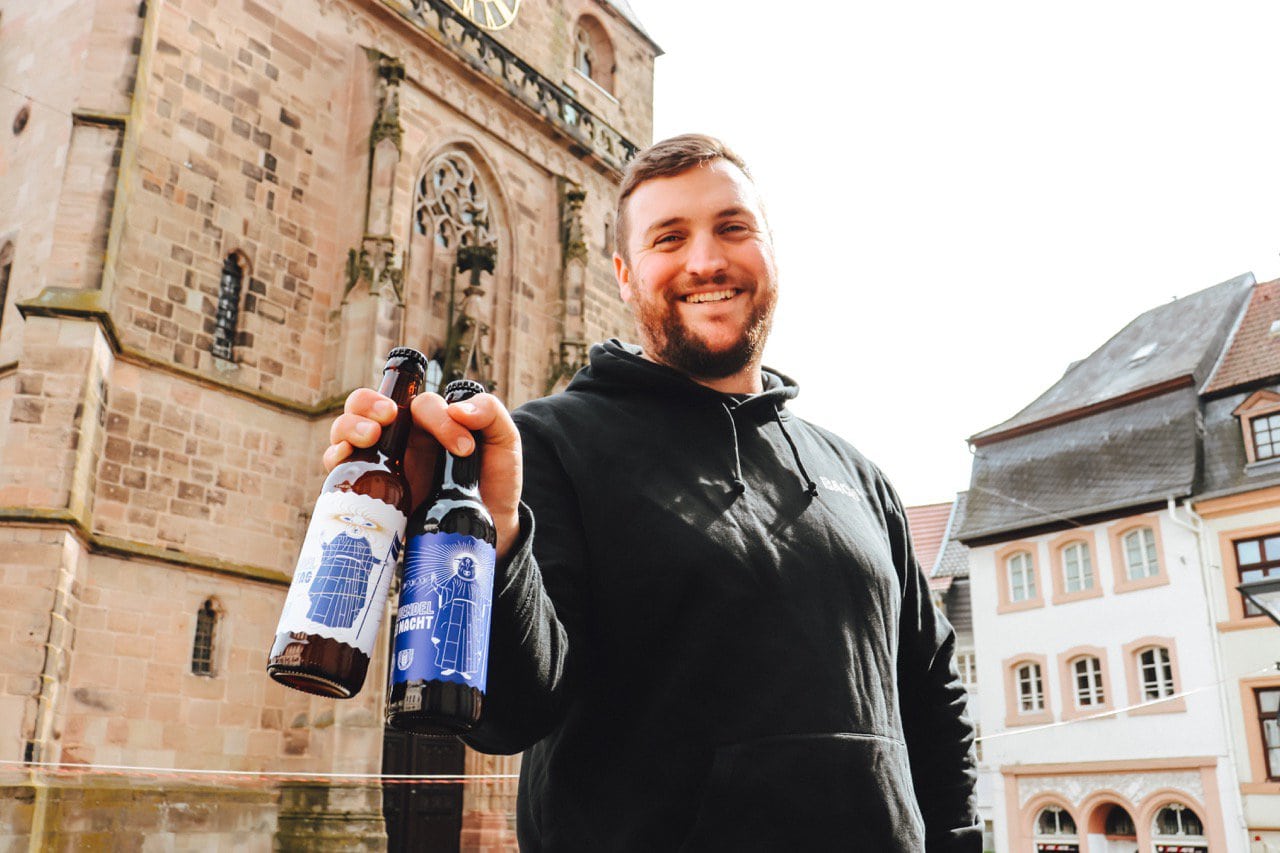 Braumeister Nick Pfuhl präsentiert stolz seine Kreationen: "St. Wendel bei Nacht" und das neue "St. Wendel bei Tag" (Foto: Alexander Haben/Bach's Brauerei)