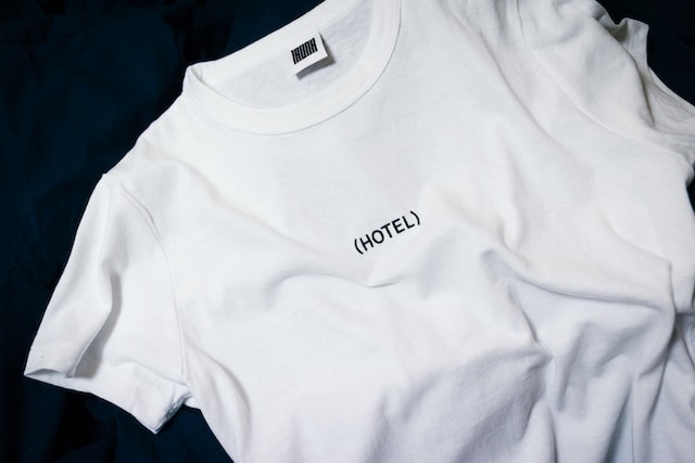 weißes T-Shirt mit Aufdruck: (HOTEL)