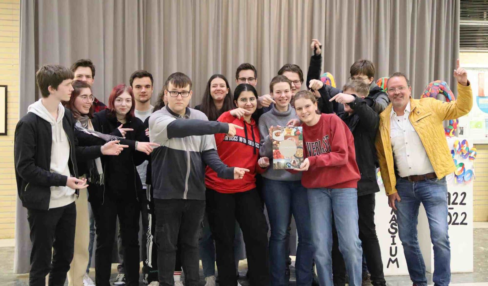 Foto: Patrick Marx / Bildunterschrift: Die Schüler:innen der ehemaligen Klasse 10c freuen sich über die Veröffentlichung ihres Fair-Trade-Kochbuches