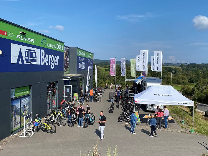 Fahrradgeschäft, Fahrradausstellung außen, Besucher, Menschen