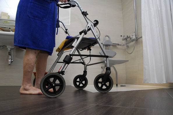 Rollator, Dusche, Beine einer Seniorin, barrierefreie Dusche