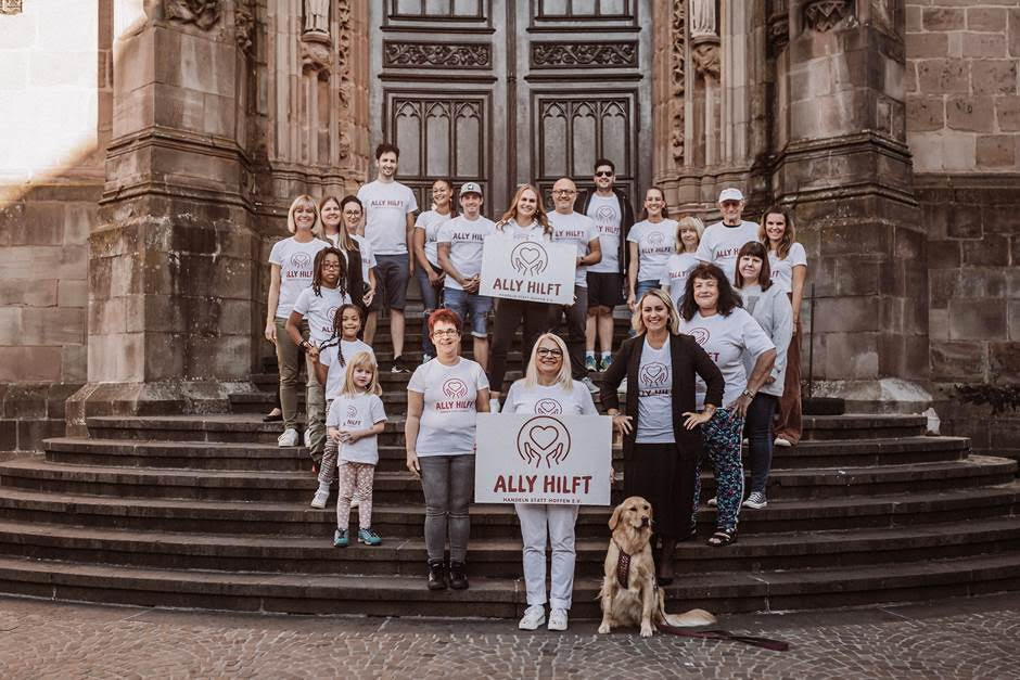 Vereinsmitglieder des Vereins Ally hilft e.V. auf der Treppe vor der Basilika in St. Wendel