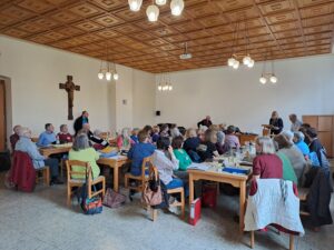 Der ökumenische Taizé-Projektchor St. Wendel beim Einkehrtag im Missionshaus. Die Chormitglieder bei der inhaltlichen Arbeit mit Chorleiter Hermann Lissmann, Pfarrerin Heike Schmidt, Pfarrer i. R. Erwin Recktenwald und musikalischem Leiter Theo Schwarz (stehend, von rechts nach links).