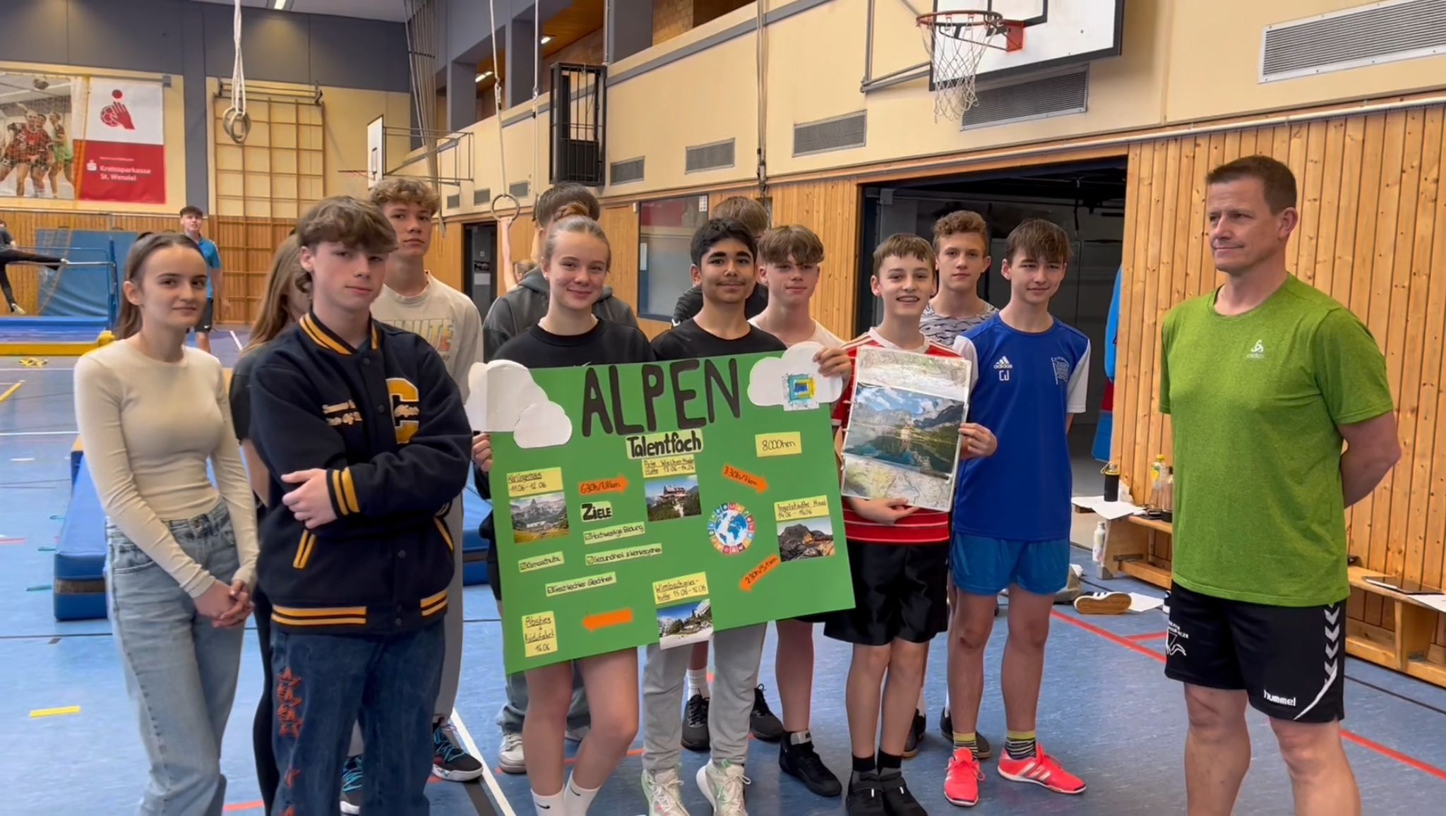 Schülerinnen und Schüler des Talentsfachs Alpenwanderung mit ihrem Lehrer