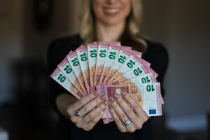 Frau mit 10-Euro-Scheinen in der Hand