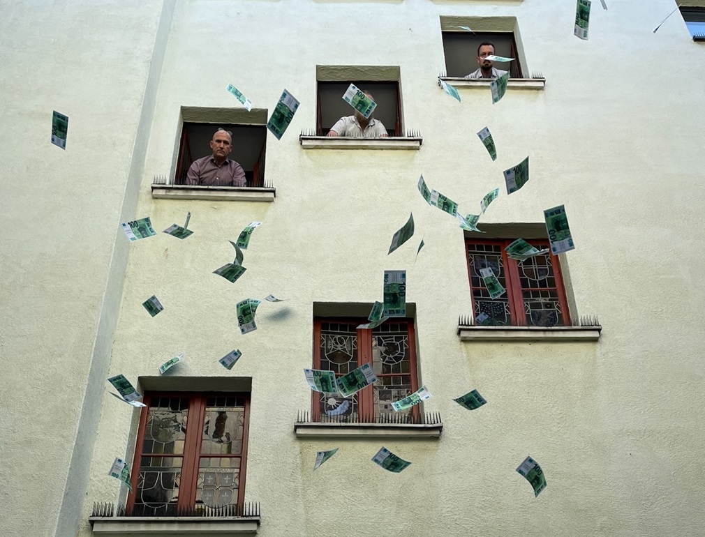 Unter dem Motto "Wirf dein Geld nicht zum Fenster raus" macht der Caritasverband auf die Gefahren von Sportwetten aufmerksam.