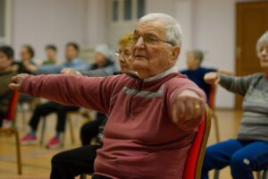 senior macht übungen auf einem stuhl