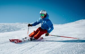 Skifahrer bei schöne Sonnenschein unterwegs auf einer pärparierten Piste