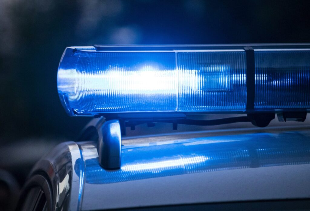 Fahrzeug geriet auf A62 in Vollbrand – weißer Dacia überfährt Absperrmaterial und flüchtet