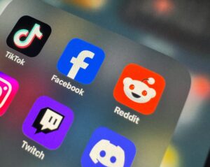 verschiedene Apps auf einem Handybildschirm