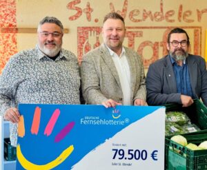 v.l.n.r.: Hendrik Born, Verwaltungsleiter des Caritasverband Schaumberg Blies e.V.; Stephan Masch, Repräsentant der DEUTSCHEN FERNSEHLOTTERIE & Thomas Mörsdorf, Fachdienstleiter der Tafelangebote des Caritasverband Schaumberg Blies e.V. bei der symbolischen Übergabe der Fördermittel in St. Wendel