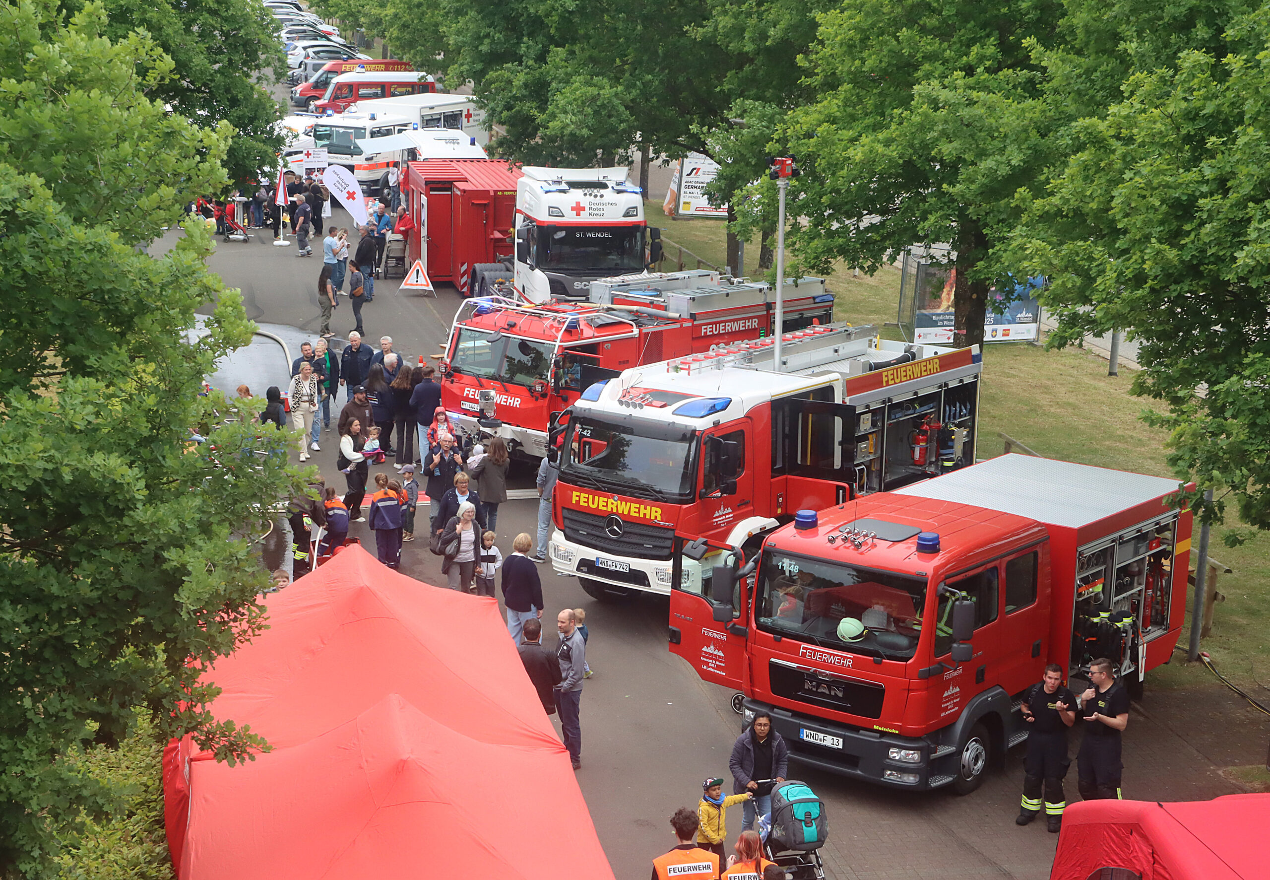 Mehrere Feuerwehrfahrzeuge in einer Reihe Aufgestellt zur Begutachtung der Besucher