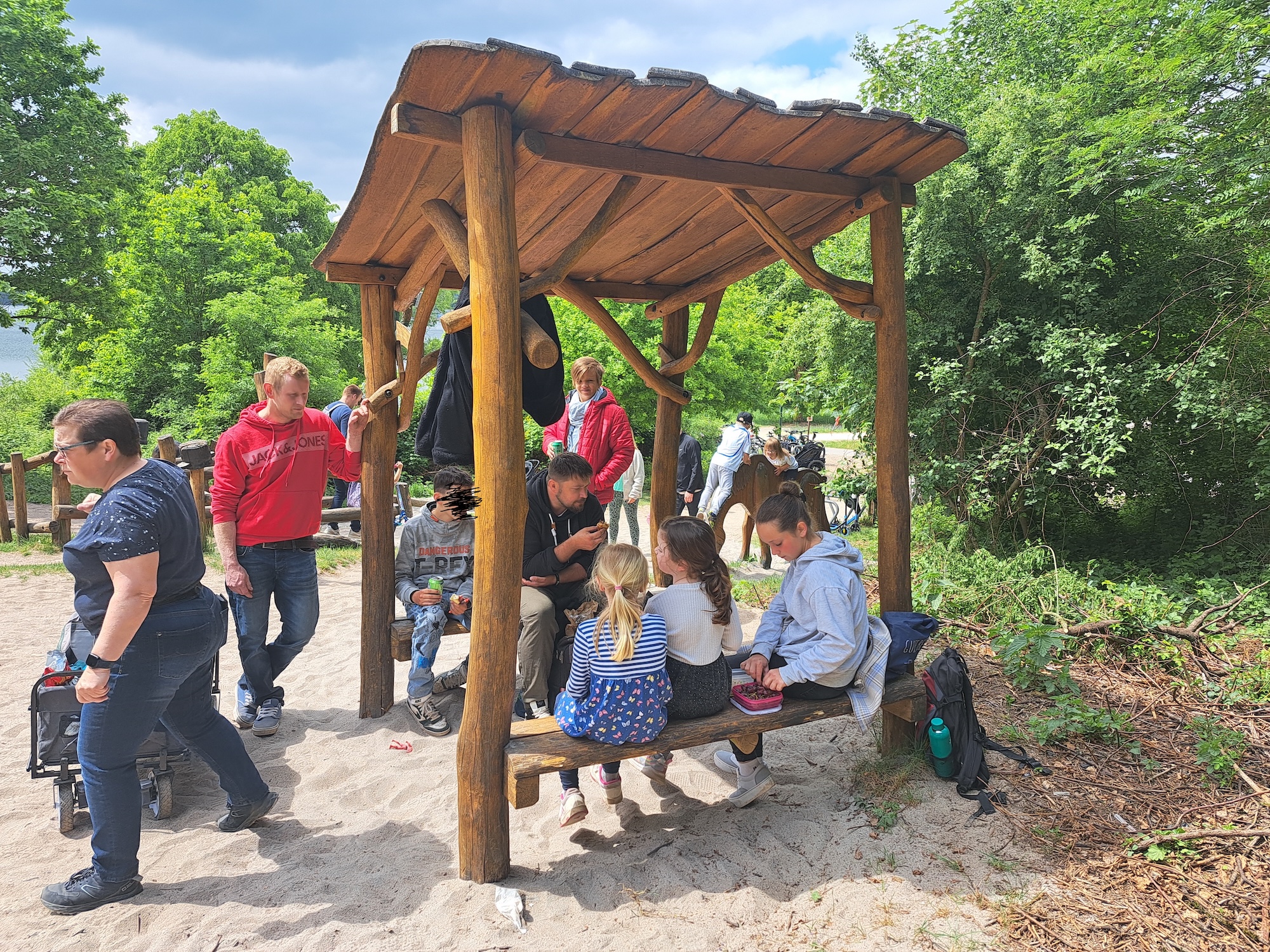Foto: Kurze Pause während der Wanderung der Pflegefamilien rund um den Bostalsee. Fotografin: Kerstin Simone