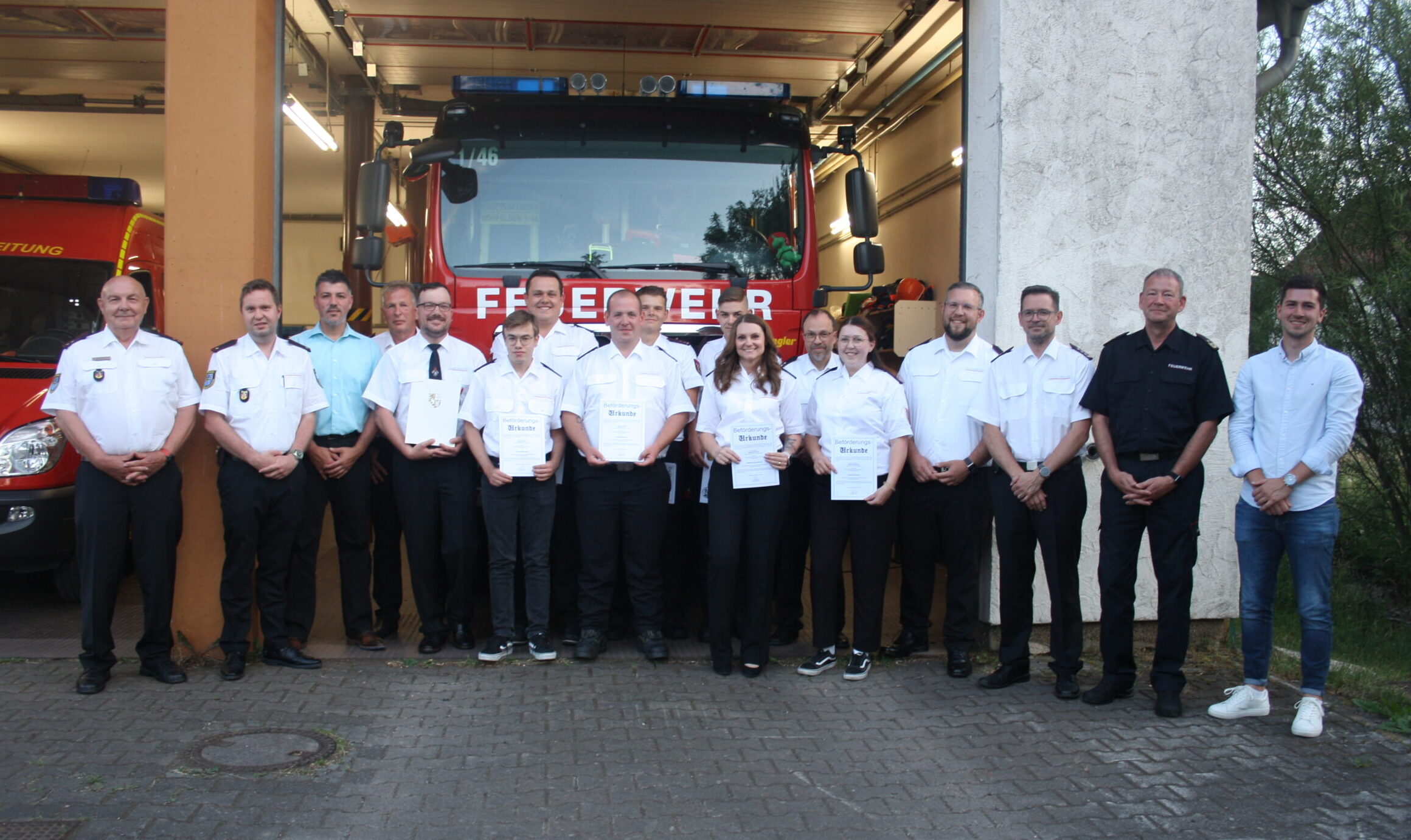Foto von links: Die Vertreter des Kreisfeuerwehrverbandes Günter Burkholz und Marcus Gierend, Beigeordneter Andreas Martin, Ralf Weiß, Alexander Schmitt, Holger Gräfe, Andre Jank, Mathias Pick, Adrian Porcher, Maximilian Siefert, Natalja Schröder, Holger Gräfe, Katharina Schons, stellv. Wehrführer Marc Leonhard, Wehrführer Jochen Wilhelm, Kreisbrandinspekteur Dirk Schäfer und Ortsvorsteher Daniel Hartmann