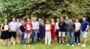 Auf dem Bild sieht man die Gewinner und Beteiligten des Jugenpreises 2024 auf der Wiese hinter dem Landratsamt in St. Wendel stehen