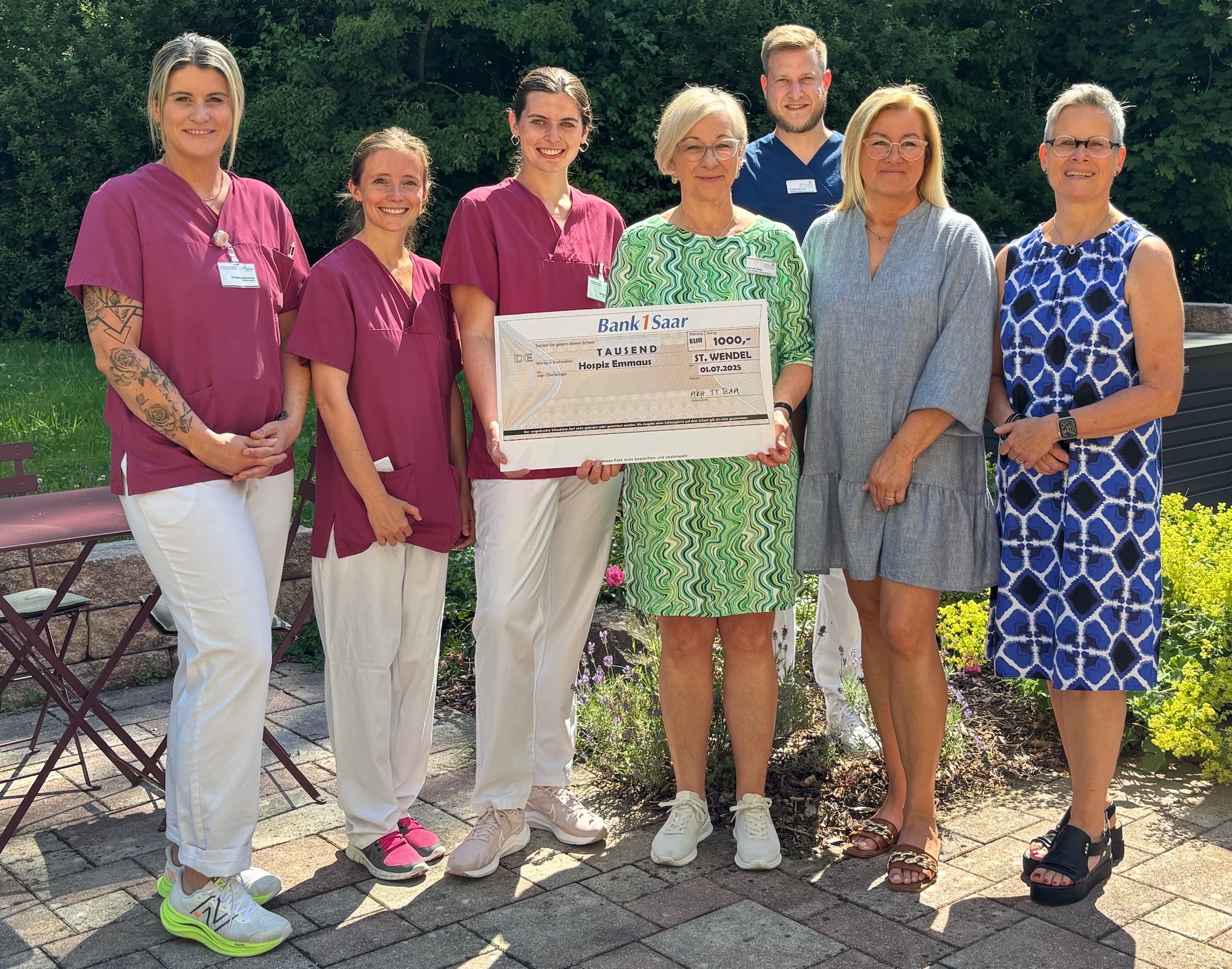 Bild: (v.l.n.r.) Christa Sannicolo, Julia Kara, Anna Maldener (Physiotherapeu- tinnen am Marienhaus Klinikum), Barbara Klein (Geschäftsführerin und Hos- pizleitung), Tobias Munkes (Pflegedienstleitung) Natalie Schulz & Iris Kirchen. Bildnachweis: Marienhaus GmbH, Yvone Hubertus