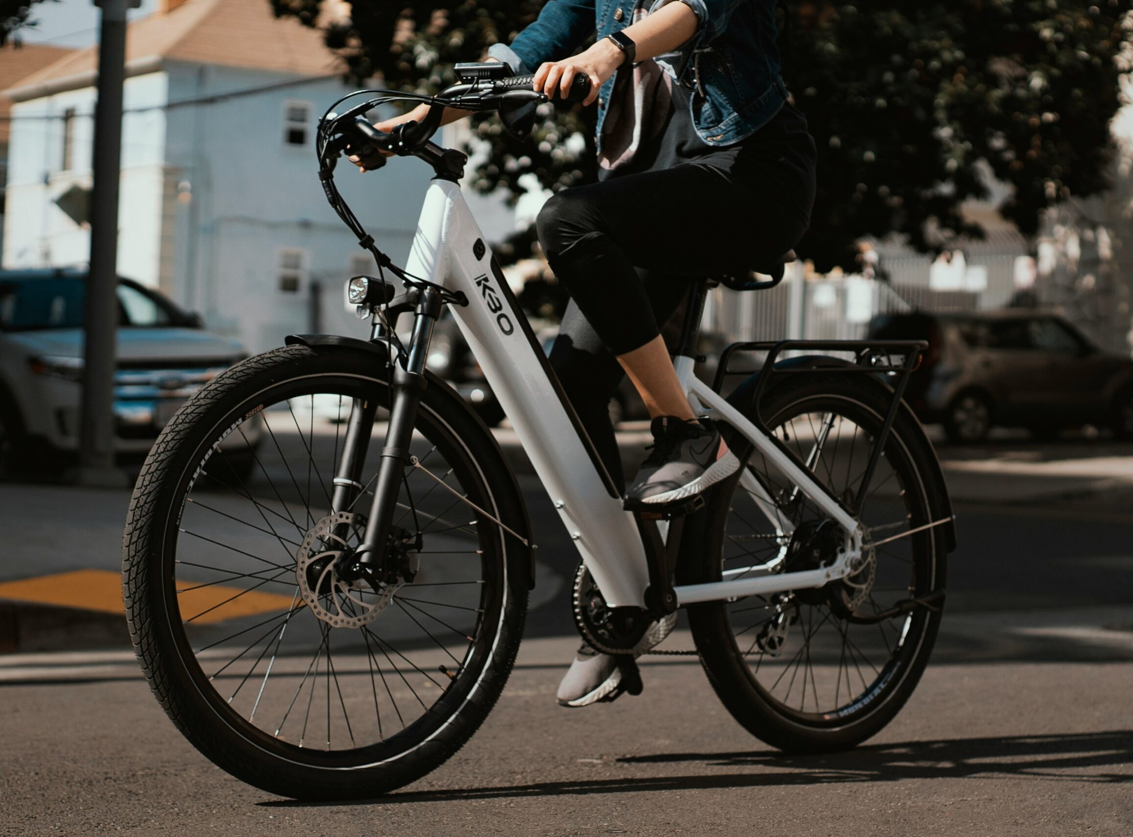Auf dem Bild sieht man ein Fahrrad miin Bewegung mit einem Elektromotor als unterstützung