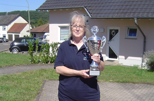 Im Anschluss an das Fahrzeugturnier wird der Wanderpokal an die siegreiche Mannschaft überreicht. Im Bild: Bernadette Sersch vom Löschbezirk Braunshausen.