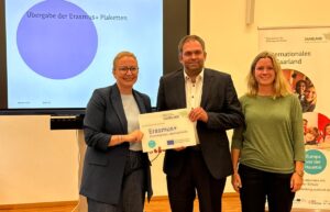 Ministerin überreicht Plakette an Gymnasium Wendalinum für Erasmus+ Mitgliedschaft