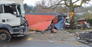 Rutschender LKW zerstört mehrere Gebäude in Gehweiler