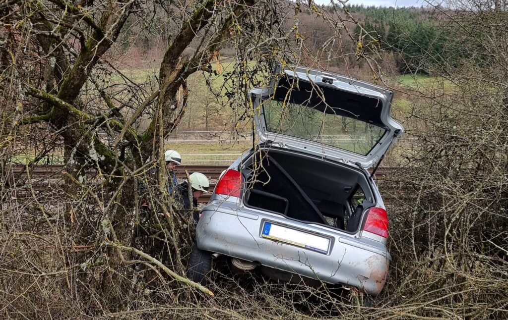 Schwerer Unfall auf L319: Auto kracht gegen Baum und blockiert Bahnstrecke