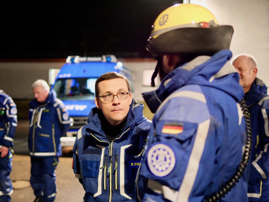 Roland Theis informierte sich über Arbeit und Ausstattung der Freisener THW-Kräfte