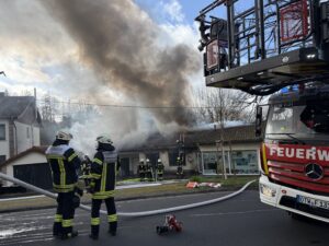 Ehemaliges Motorradgeschäft brennt: Vier Menschen verletzt