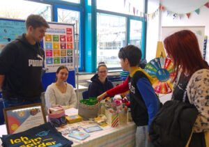 Gemeinschaftsschule verwandelte sich in bunte Spieloase mit kulinarischen Köstlichkeiten