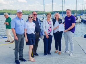 Staatssekretär übergibt Förderbescheid: Seglerbasis am Bostalsee wird barrierefrei ausgebaut
