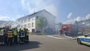 Mehrere Wohnhäuser in Winterbach stehen in Flammen