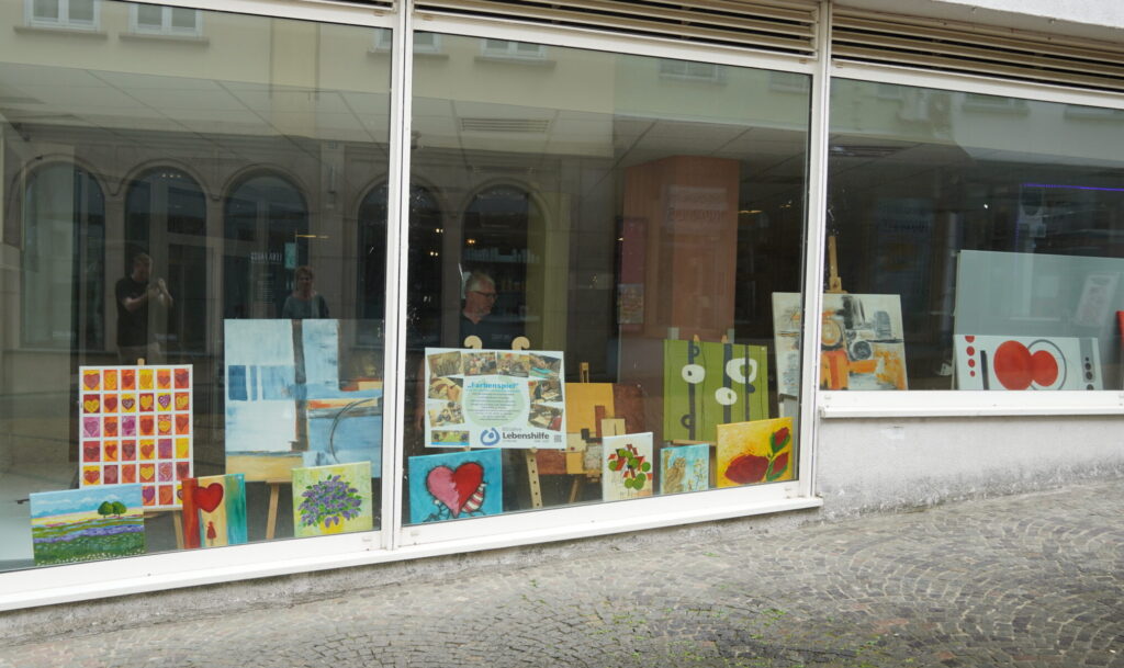 St. Wendel: Malgruppe verwandelt Domgalerie in bunte Ausstellung