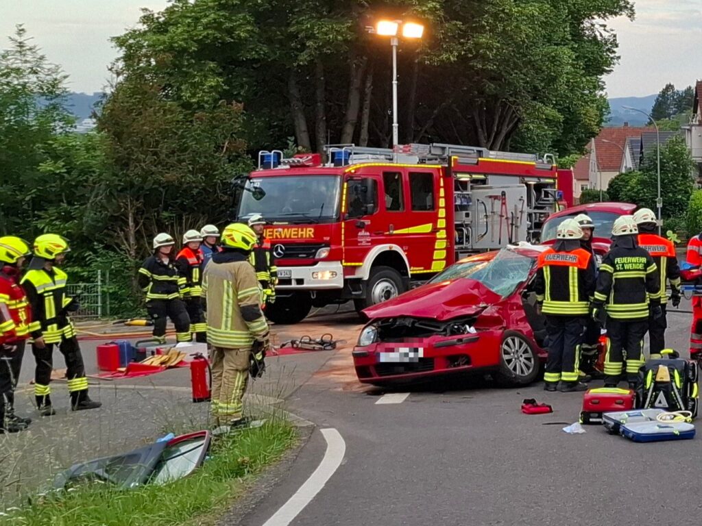 Schwerer Unfall zwischen Auto und Lkw bei Urweiler