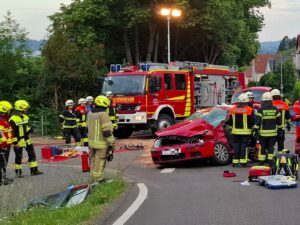 Schwerer Unfall zwischen Auto und Lkw bei Urweiler