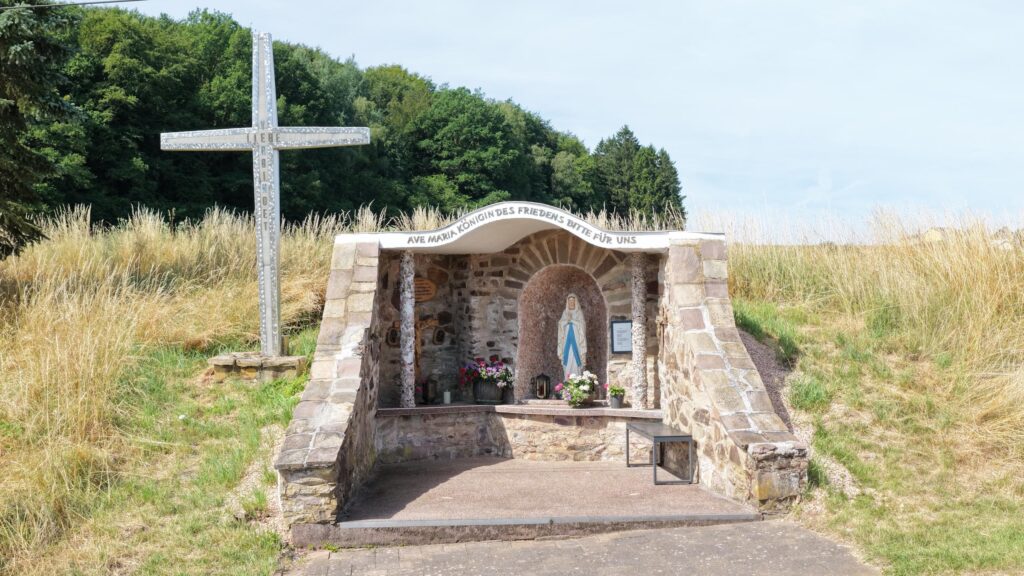 Ehrenamtliche setzten Mariengrotte bei Güdesweiler instand