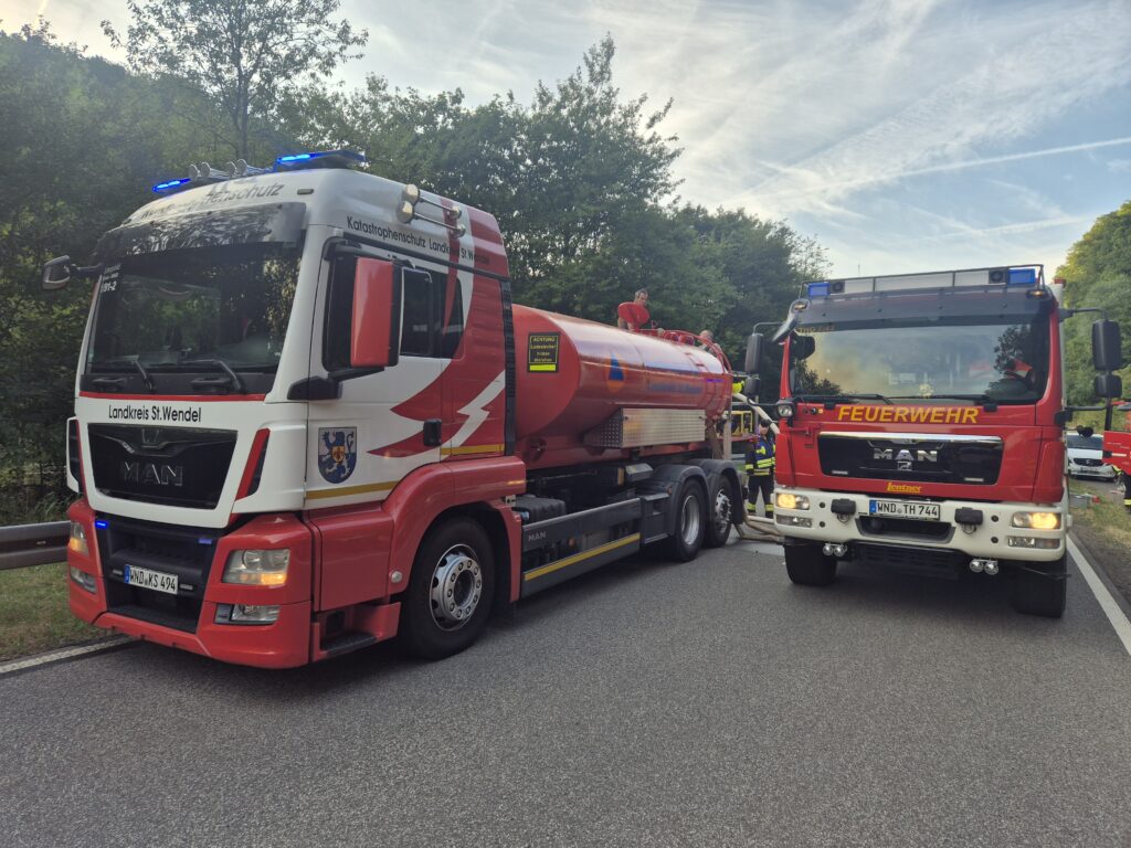 Wald brennt bei Ottweiler – Feuerwehr schützt angrenzende Wohnhäuser