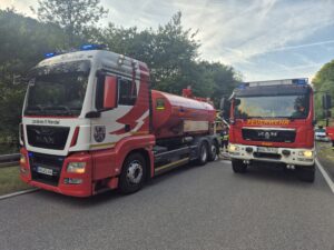 Wald brennt bei Ottweiler – Feuerwehr schützt angrenzende Wohnhäuser