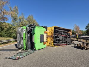 Lkw kippt auf A62 um – Autobahn bleibt stundenlang gesperrt