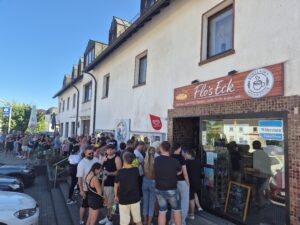 Hunderte stehen Schlange: Sonnenfinsternis sorgt in Nonnweiler für einen nie dagewesenen Ansturm