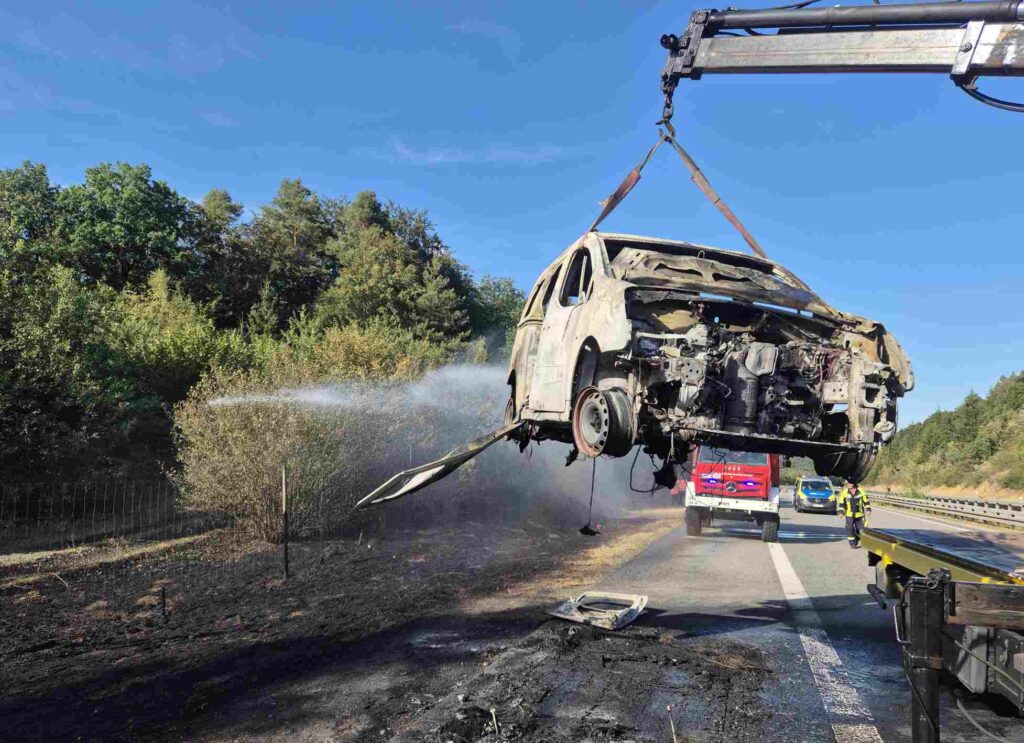 Auto brennt auf A62 vollständig aus – Flammen greifen auf Böschung über