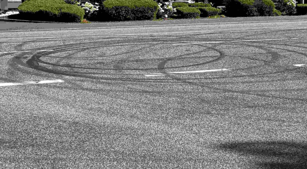 Autos sollen nachts über die B41 rasen – Polizei kennt Beschwerden seit Jahren