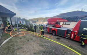 Feuerwehr rettet Ehepaar aus brennendem Wohnhaus in Bergweiler