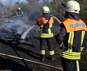 Winterbach: Feuerwehr stoppt Flächenbrand vor angrenzendem Wald