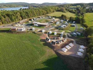 Neuer Glampingpark am Bostalsee öffnet – Tiny Häuser und Tipis locken Urlauber